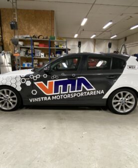 sportsmerking av bilcross bil