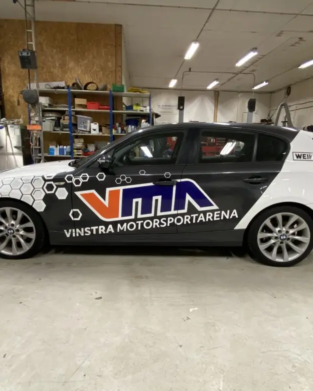 sportsmerking av bilcross bil