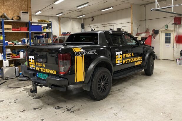 Firmabil på otta med enkel bildekor