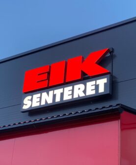 Fasadeskilt med lys på Vinstra levert av Reklameverket