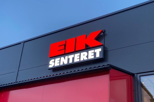 Fasadeskilt med lys på Vinstra levert av Reklameverket