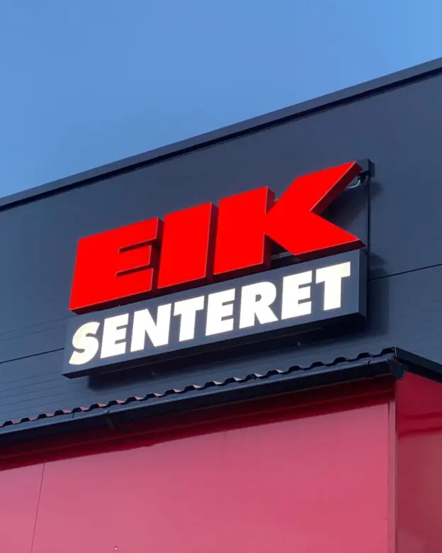 Fasadeskilt med lys på Vinstra levert av Reklameverket