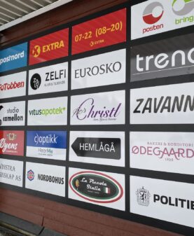 Vegg med navn og logoer på butikker i kjøpesenter