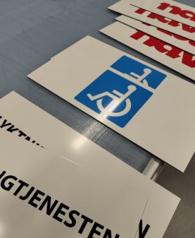 Små skilt til reserverte parkeringsplasser