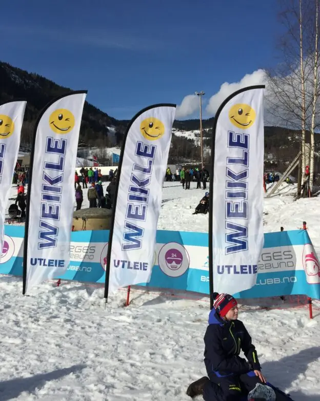 Nærbilde av solide beachflagg fra Reklameverket brukt til profilering under et vinterevent.