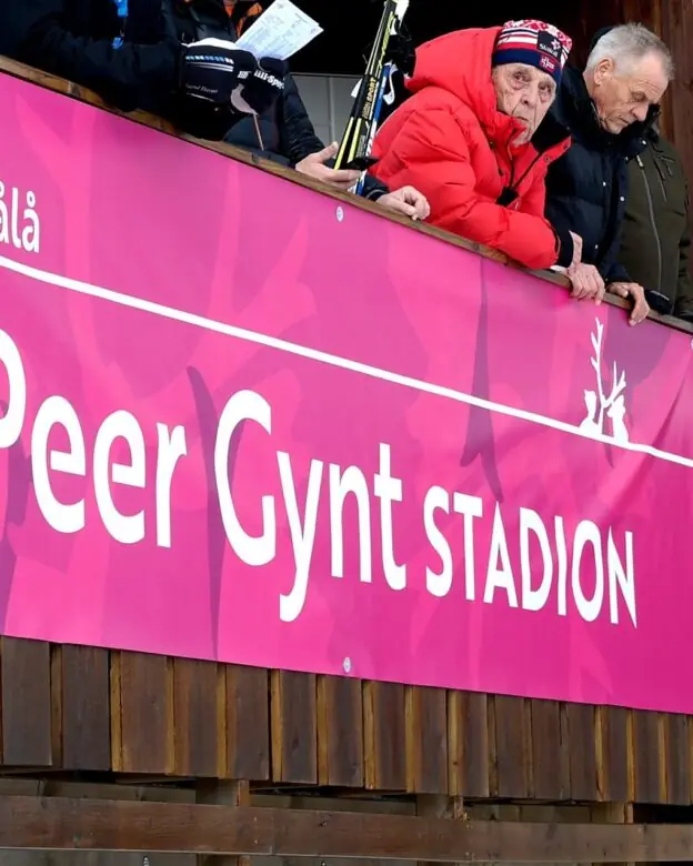 Rosa banner med teksten Peer Gynt Stadion montert på tribunerekkverket på Gålå