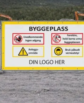 Byggeplassbanner med prosjektinformasjon montert på byggegjerde