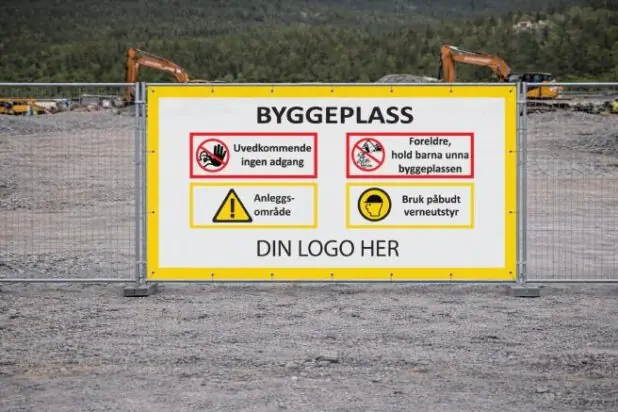 Byggeplassbanner med prosjektinformasjon montert på byggegjerde