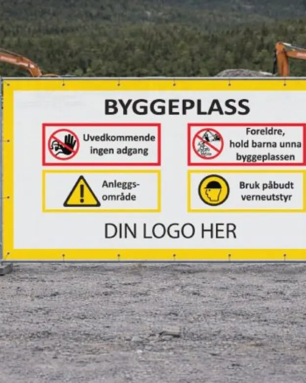 Byggeplassbanner med prosjektinformasjon montert på byggegjerde