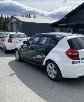 dekorert bilsportbil sponset av haug og ruud på lillehammer