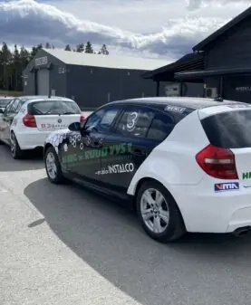 dekorert bilsportbil sponset av haug og ruud på lillehammer