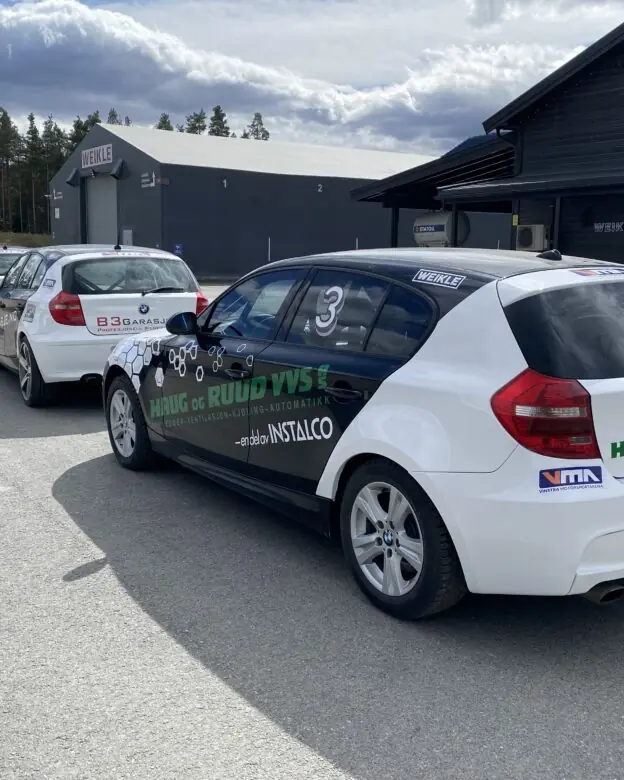 dekorert bilsportbil sponset av haug og ruud på lillehammer