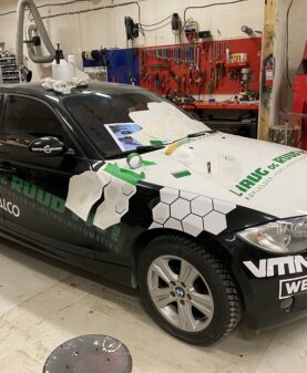 dekorert bilsportbil sponset av haug og ruud på lillehammer