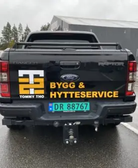 firmabil med logo i skjært folie til kunde på Otta