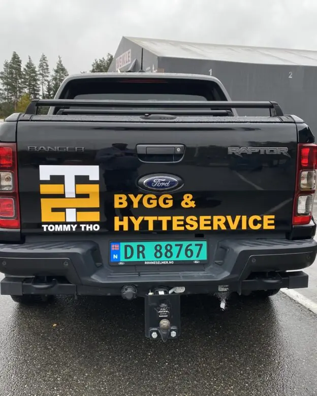 firmabil med logo i skjært folie til kunde på Otta