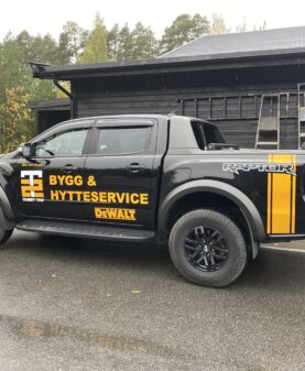 firmabil med logo i skjært folie til kunde på Otta