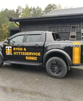 firmabil med logo i skjært folie til kunde på Otta