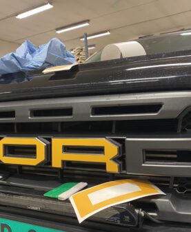 firmabil med logo i skjært folie til kunde på Otta