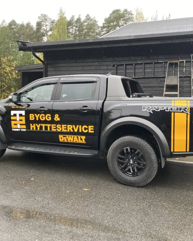 firmabil med logo i skjært folie til kunde på Otta