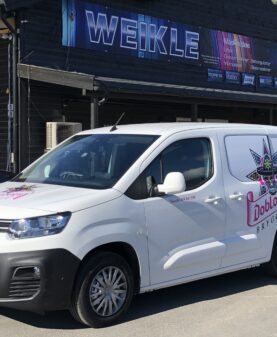 Varebil dekorert med printet folie