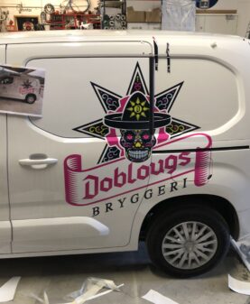 Varebil dekorert med printet folie