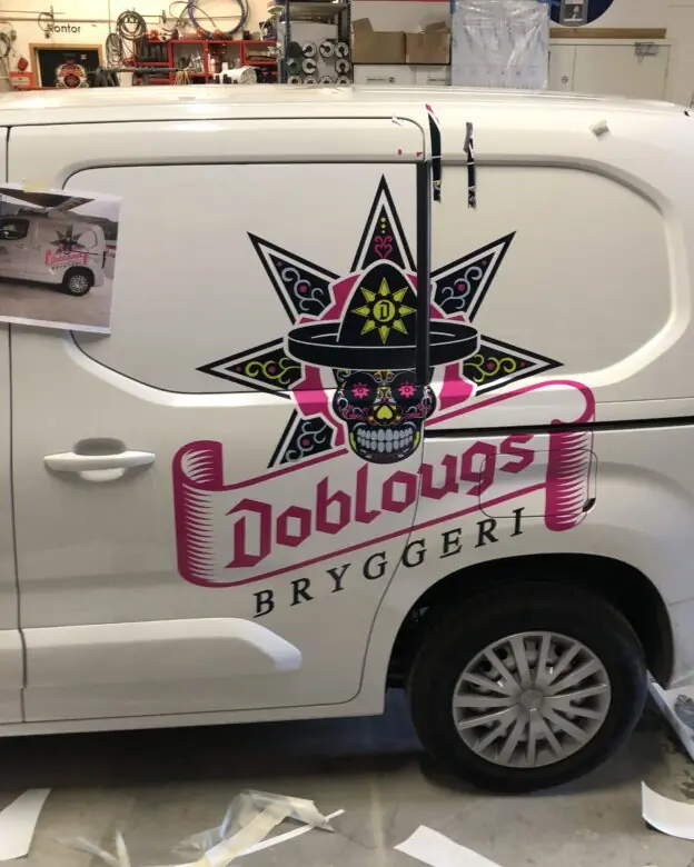 Varebil dekorert med printet folie