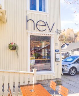 Nærbilde av fasadebokstaver som viser 3D-effekt og dybde mot fasaden