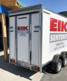 Tilhenger med printet logo