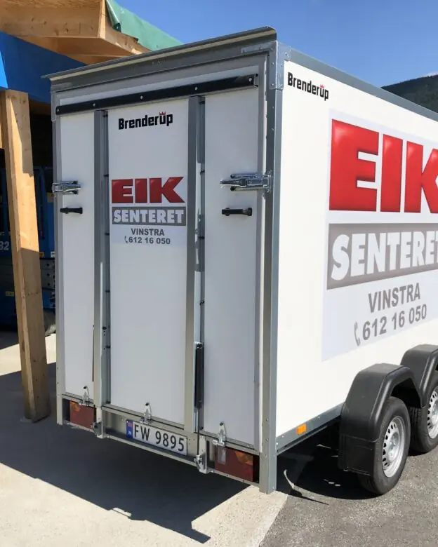 Tilhenger med printet logo