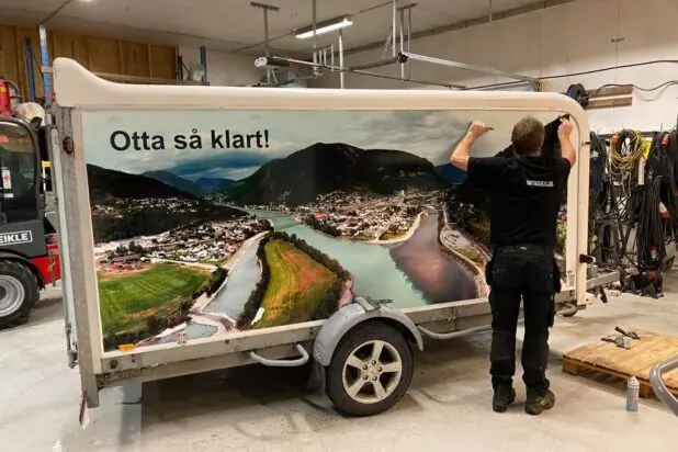 Foliert tilhenger med reklametrykk levert på Otta