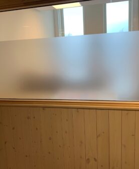 Frostet folie for skjerming av kontorplass til kunde på Fåvang