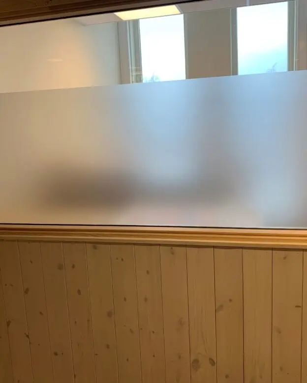 Frostet folie for skjerming av kontorplass til kunde på Fåvang