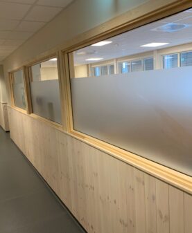 Frostet folie for skjerming av kontorplass til kunde på Fåvang