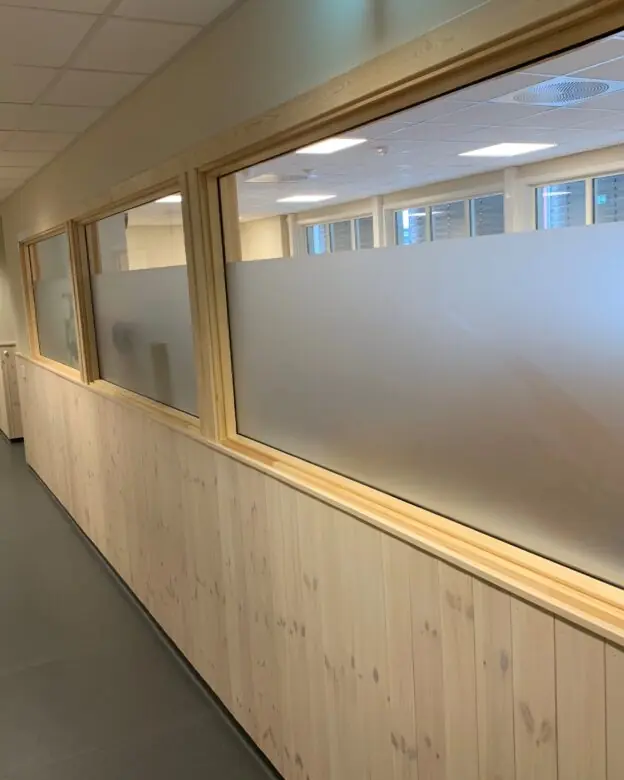 Frostet folie for skjerming av kontorplass til kunde på Fåvang