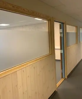 Frostet folie for skjerming av kontorplass til kunde på Fåvang