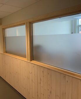Frostet folie for skjerming av kontorplass til kunde på Fåvang