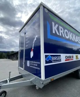 printet og skjært folie på tilhenger til messe
