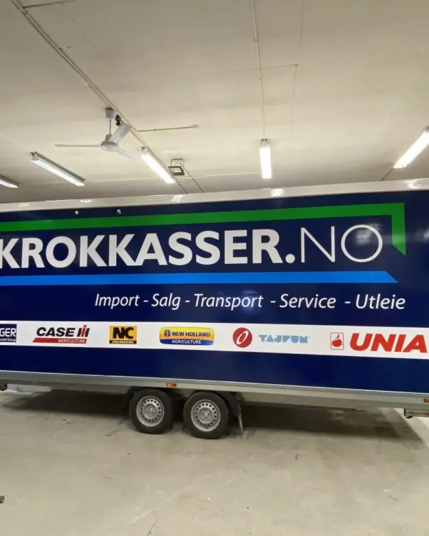 printet og skjært folie på tilhenger til messe