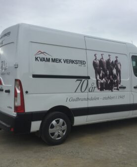 Både skjært og printet folie på samme varebil