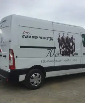 Både skjært og printet folie på samme varebil
