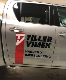 skjært folie på bil