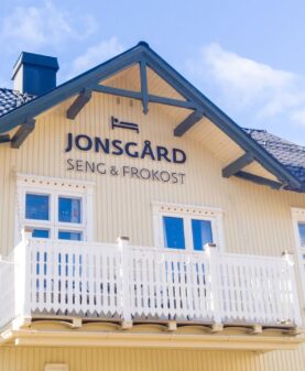 Bilde av fasadebokstaver montert med avstandshylser for å skape skyggeeffekt og dybde