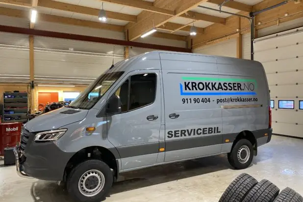 Varebil med bildekor og firmalogo levert av Reklameverket