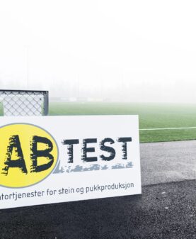 Reklameskilt for sponsor på fotballbane