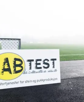 Reklameskilt for sponsor på fotballbane