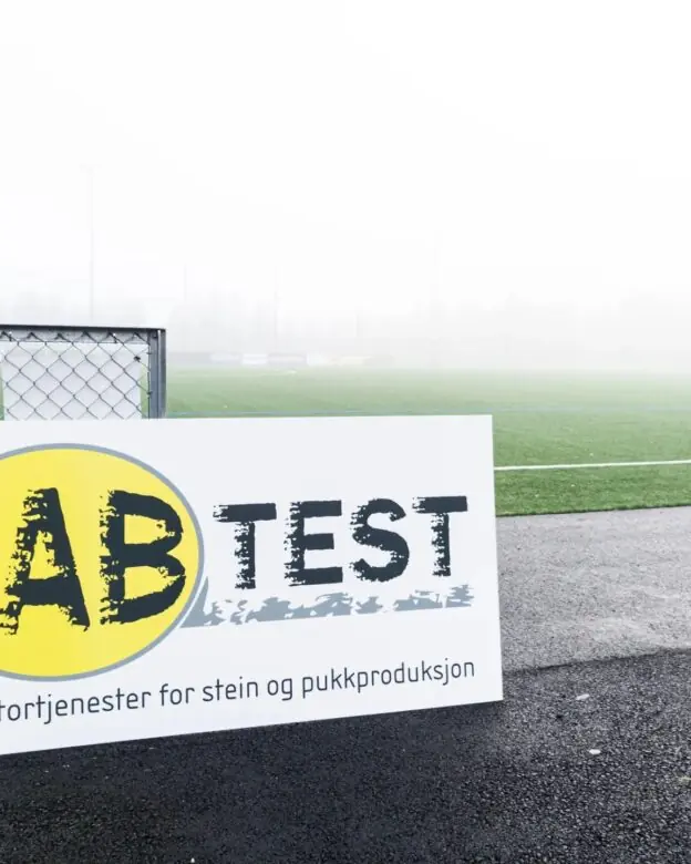 Reklameskilt for sponsor på fotballbane