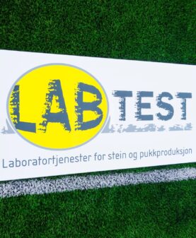 Arenaskilt for sponsor på fotballbane