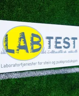 Arenaskilt for sponsor på fotballbane