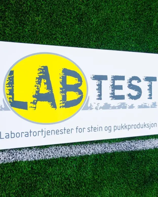 Arenaskilt for sponsor på fotballbane