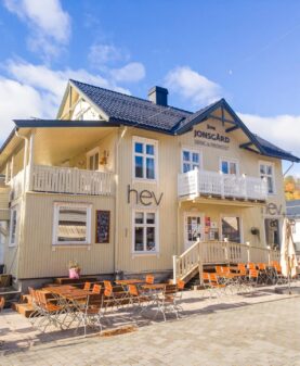 Fasadedekor med profilerte bokstaver montert på vegg i Ringebu sentrum